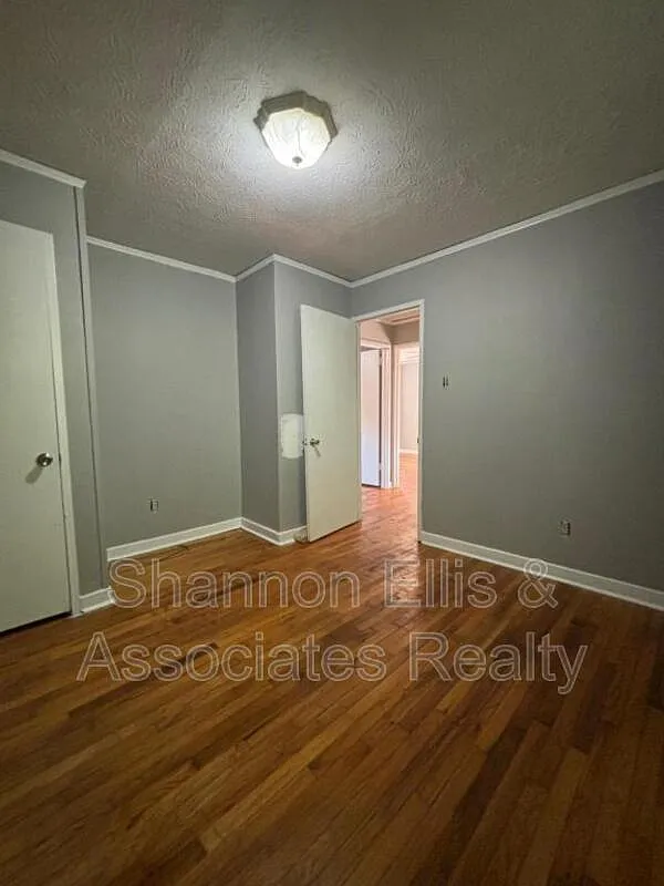 2 bed, 1.0 bath, 700 sqft, $1,100 — Photo 2
