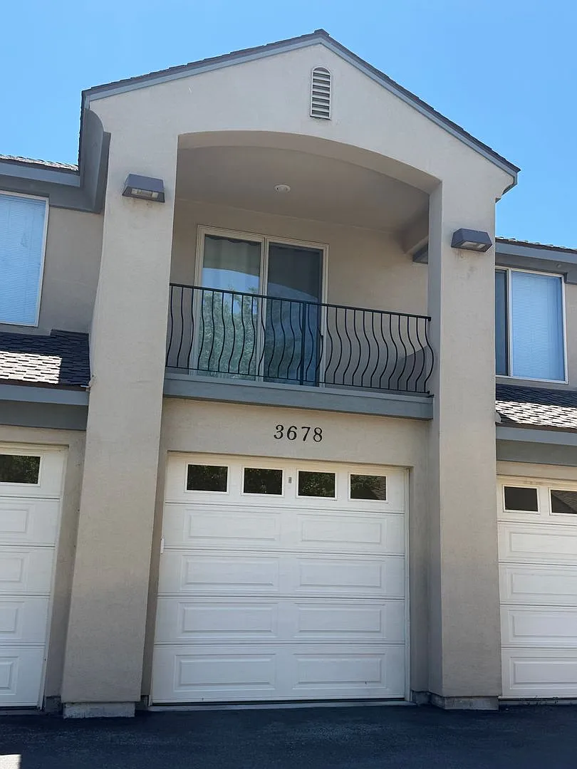 Charming 1 Bedroom, 1 Bath Apartment with Garage, Balcony & Central Reno Location! Available now!... — Photo 2