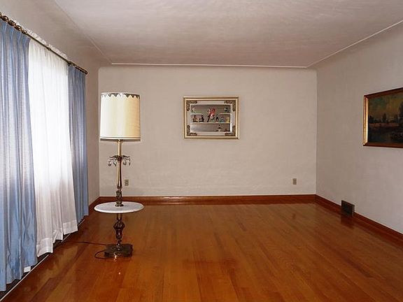 4th image of 8182 Bendemeer Dr