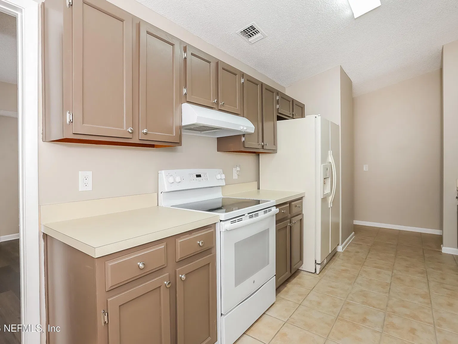 3 bed, 2.0 bath, 1716 sqft, $1,735 — Photo 4