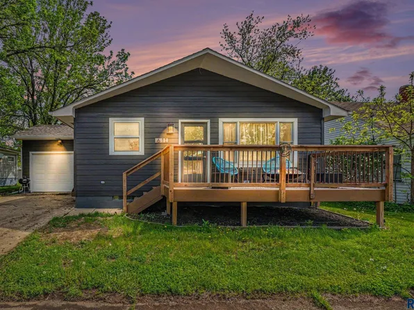 611 E 3rd St, Bridgewater, SD 57319