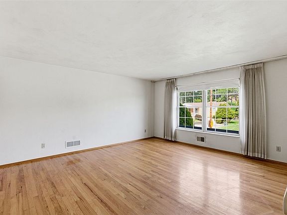 5th image of 140 Foxcroft Rd