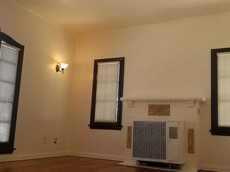 VERY LARGE LIVING ROOM