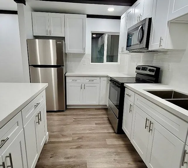 Lido Isle Apartments — Photo 7