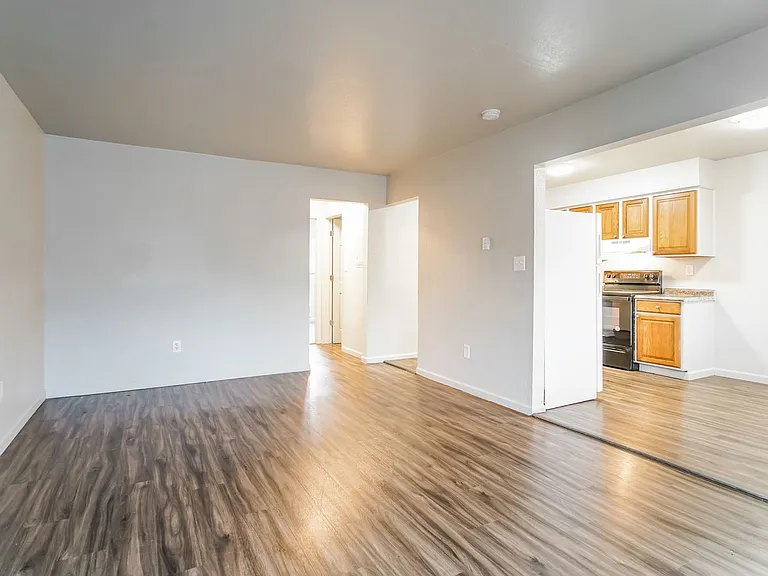 Willow Lake Apartments — Photo 27