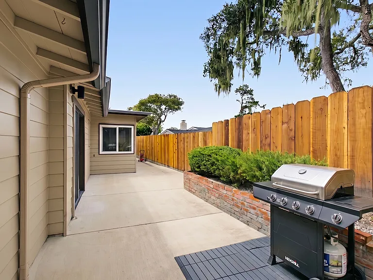 Outdoor terrace with BBQ grill (Pic 1)