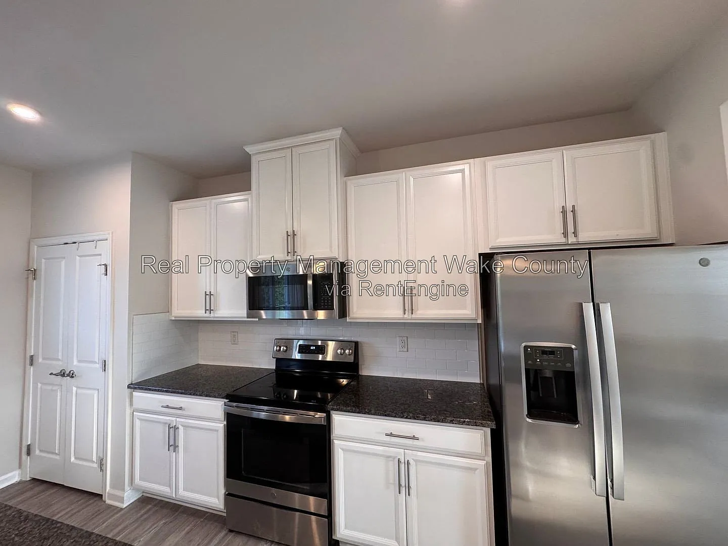 3 bed, 2.5 bath, 2260 sqft, $2,050 — Photo 4