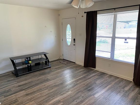 3rd image of 307 Oakwood Dr