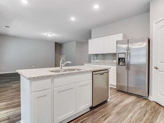4th image of 1024 S Berryvine Ln