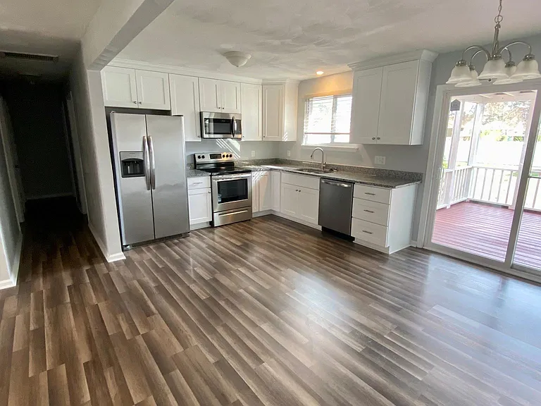 1013 Vanderploeg Dr — Photo 3