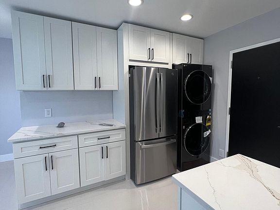 kitchen w/ washer+dryer