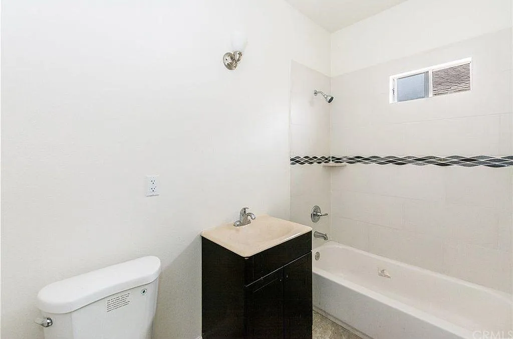135 E 47th Pl — Photo 4