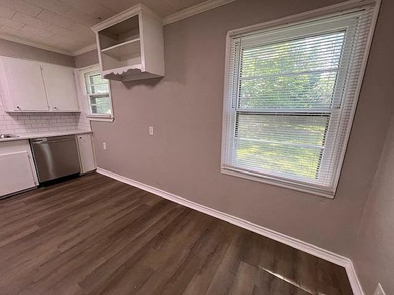 3rd image of 206 S Peach St