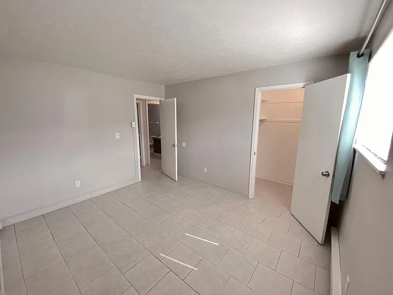 652 S Shore Ct — Photo 11