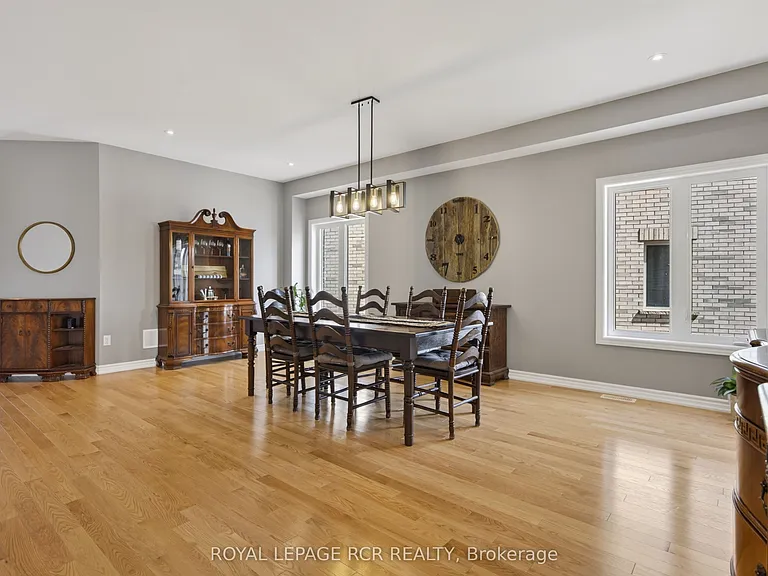 375 Russell St — Photo 2