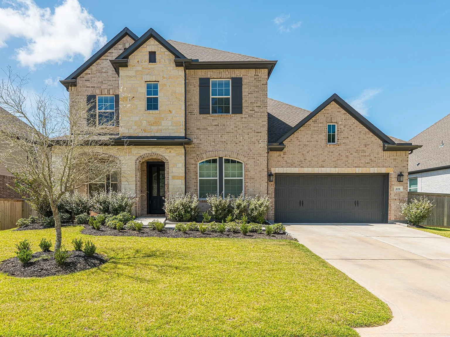 5 bed, 4.5 bath, 3522 sqft, $3,550 — Photo 2