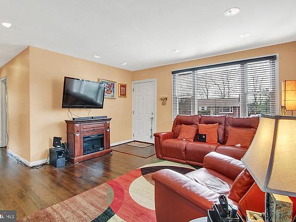 3rd image of 8108 Dogwood Ln