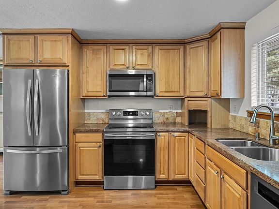 5th image of 20925 Greenmont Dr