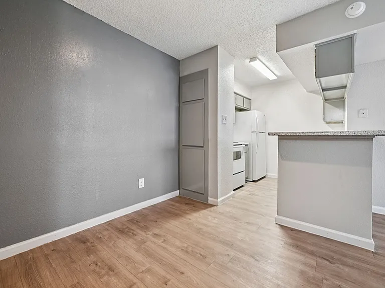 Pine Creek Apartments — Photo 44