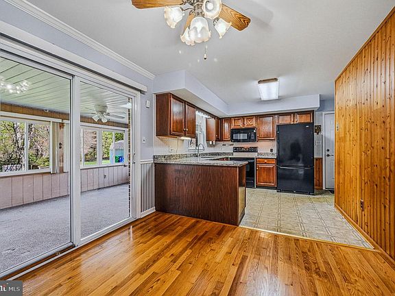 5th image of 90 Canzonet Dr