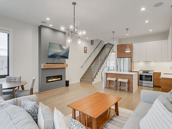 3rd image of 1012 N Paulina St #3