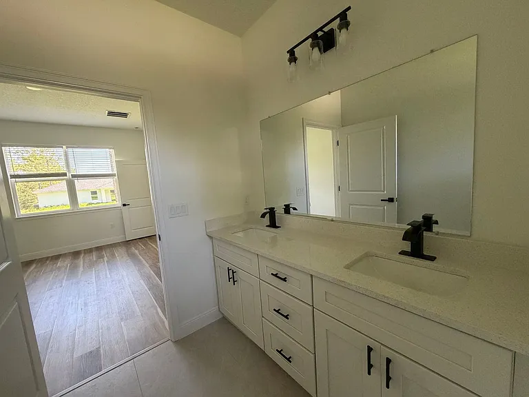 1852 W Quaker Ln — Photo 12