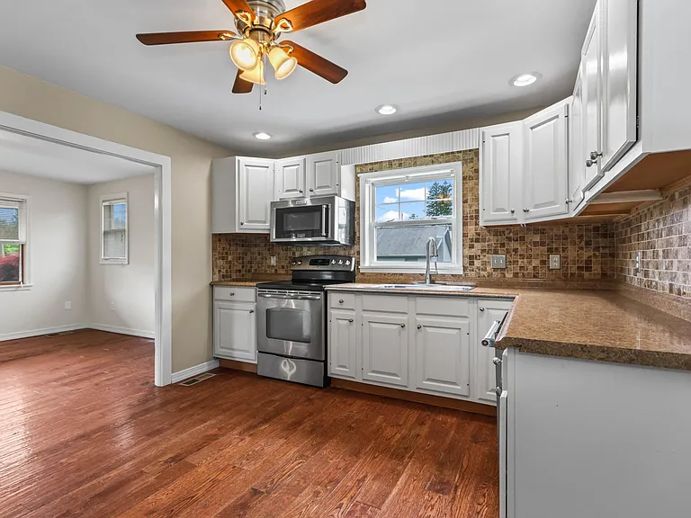 2037 Brown St — Photo 8