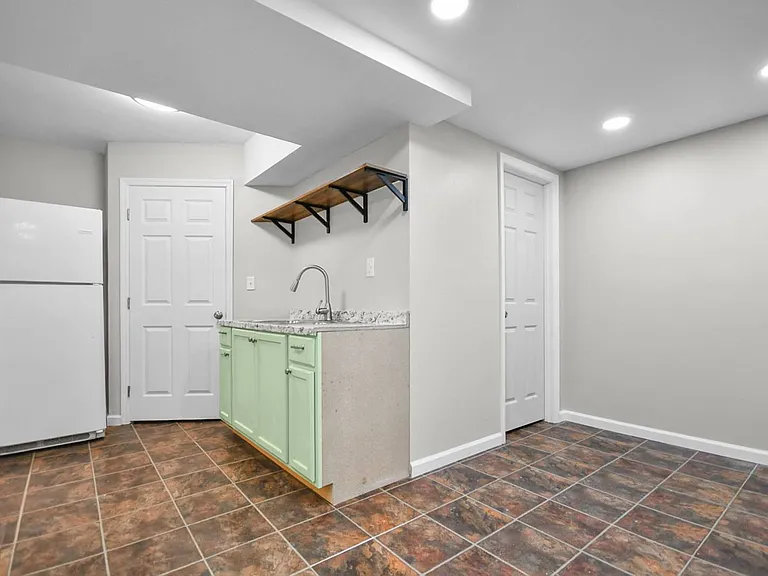 706 Green Valley Ct — Photo 13