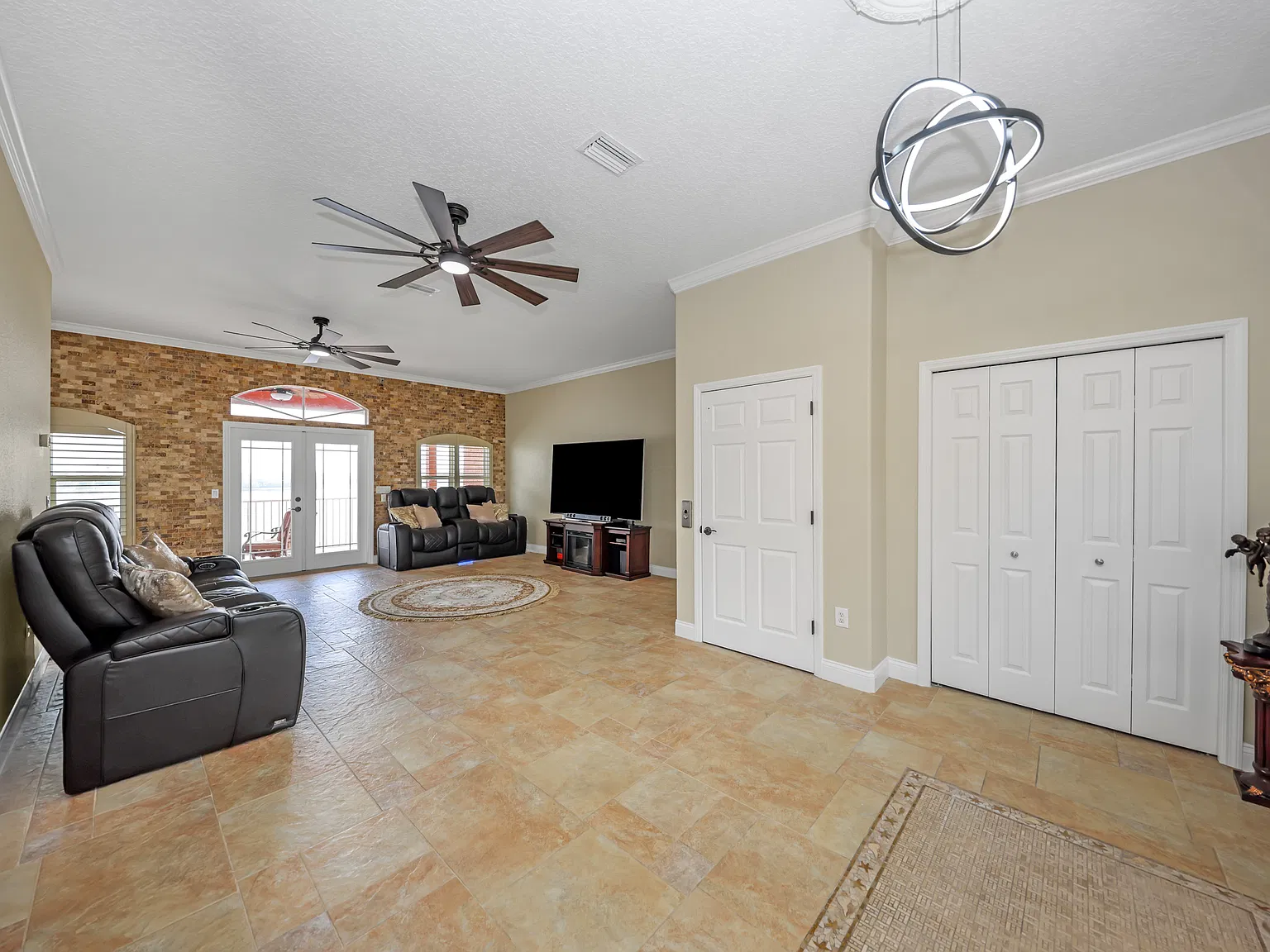 4 bed, 4000 sqft, $6,000 — Photo 3