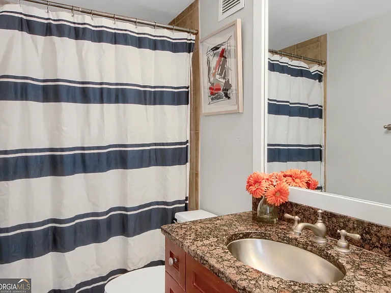 2479 Peachtree Rd NE — Photo 9