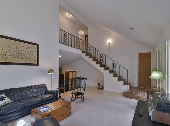 4th image of 3303 Woodford Dr