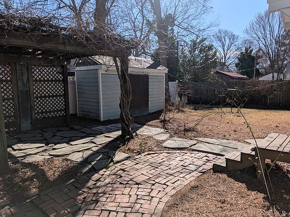 4th image of 609 Vermont Ave