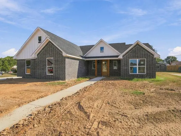 152 Corley Cir, Wake Village, TX 75501