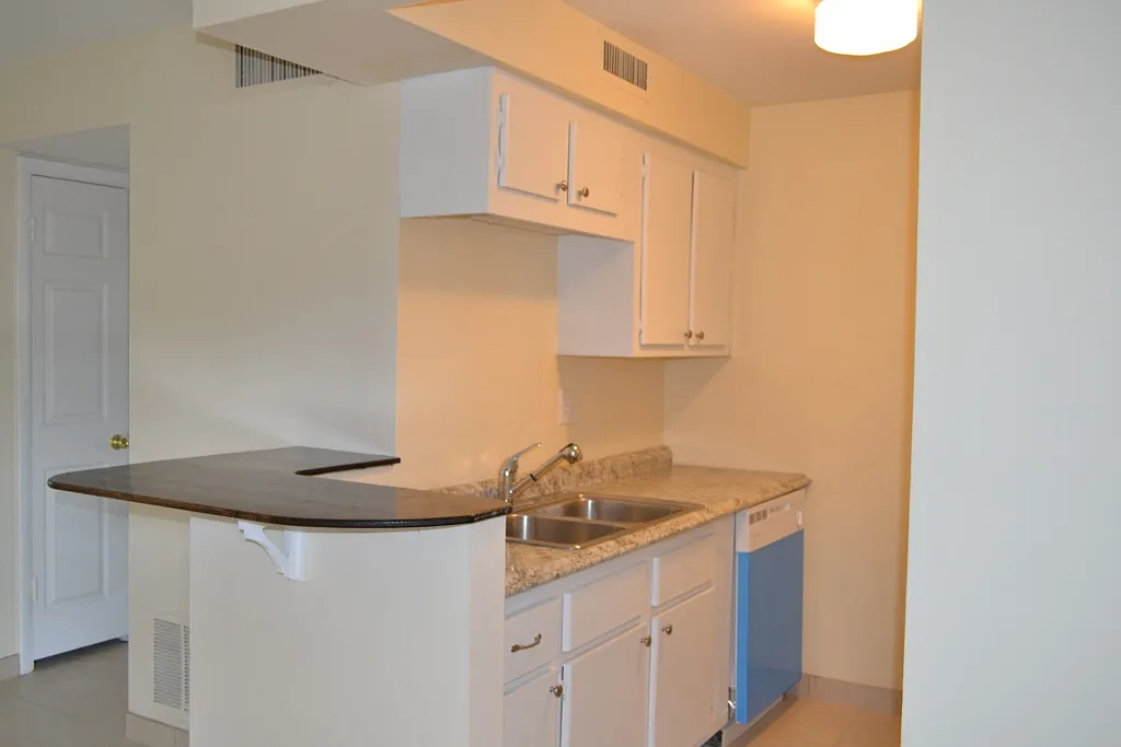 Midway Court Apartments — Photo 3