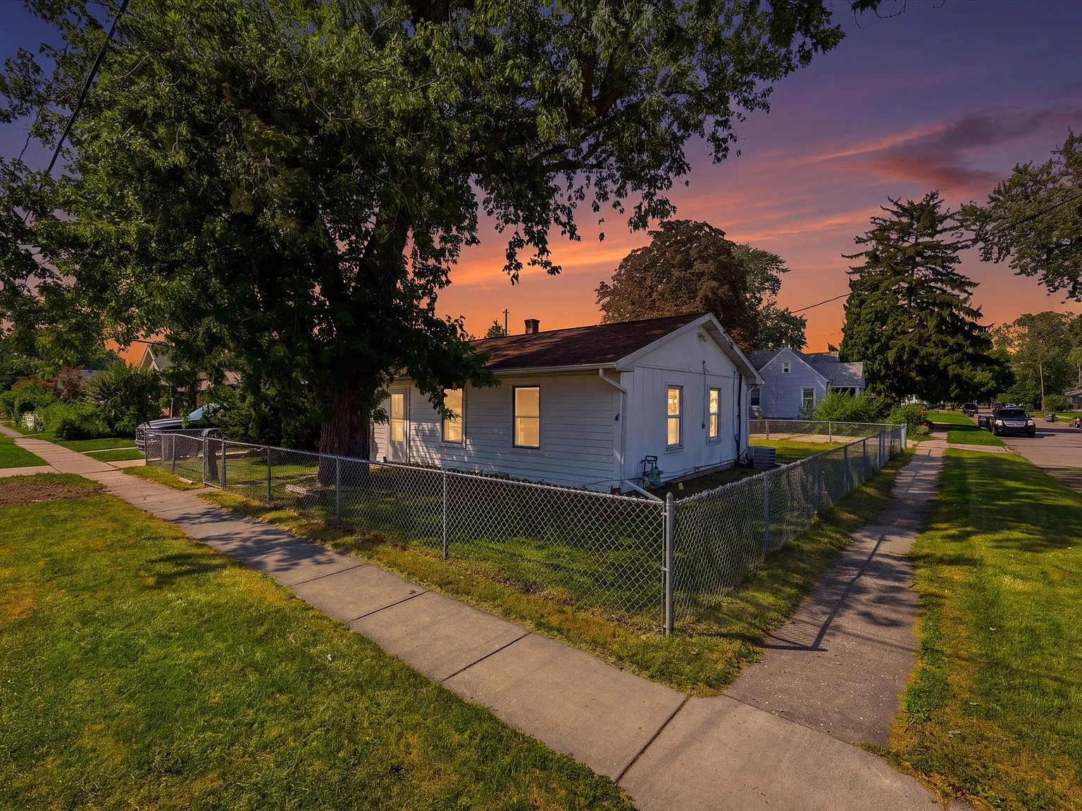 3 bed, 1.0 bath, 925 sqft, $1,245 — Photo 2
