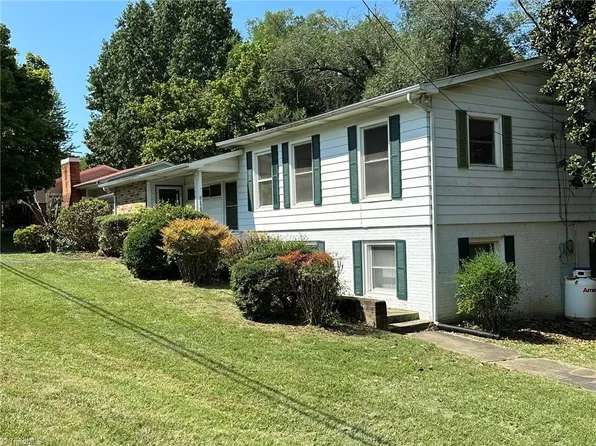 1136 Liberty Dr, Thomasville, NC 27360