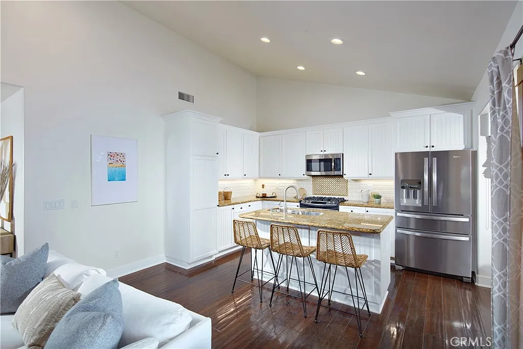 2 bed, 1100 sqft, $8,000 — Photo 3