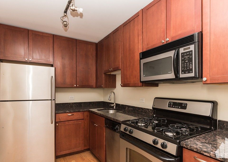 1st image of 625 W Wrightwood Ave APT 421