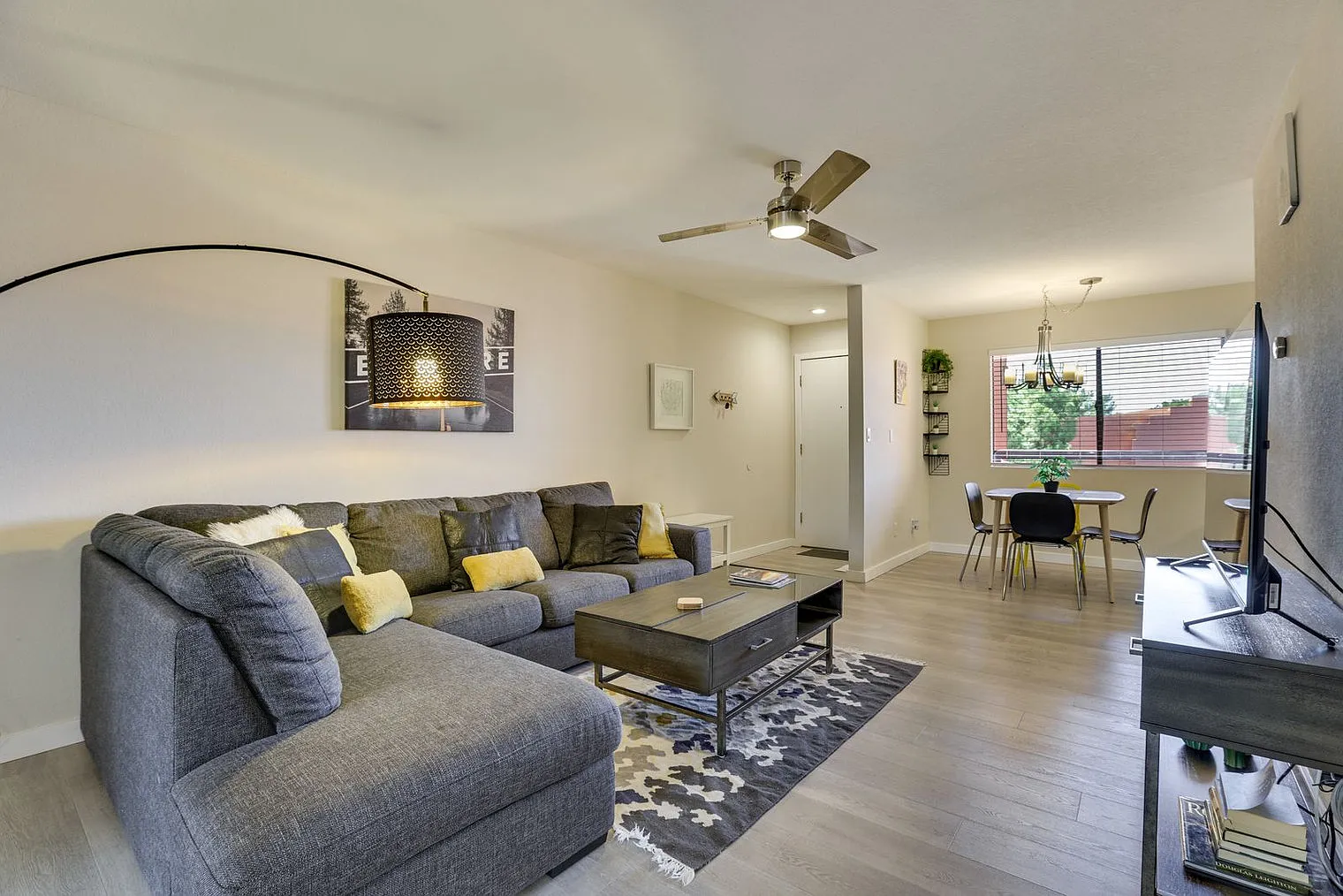 1 bed, 1.0 bath, 839 sqft, $2,161 — Photo 2