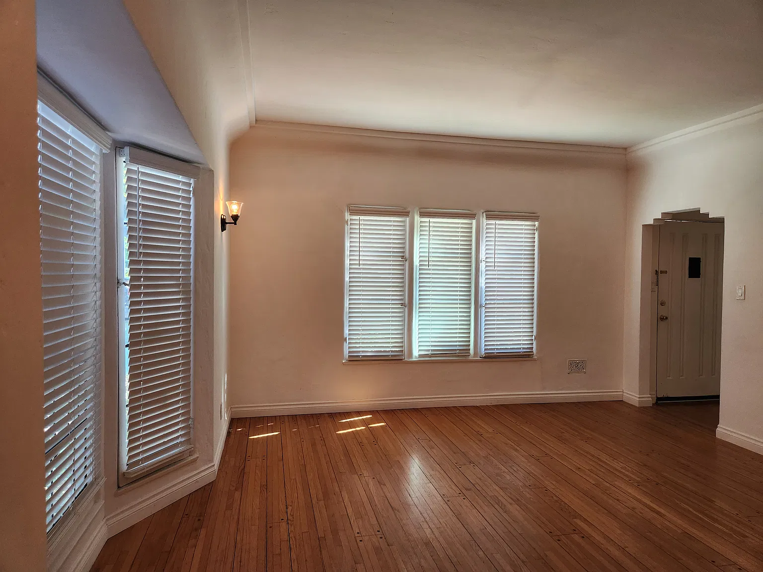 2 bed, 1.5 bath, 850 sqft, $4,500 — Photo 4