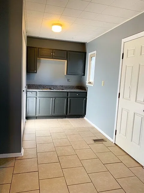 3 bed, 1.0 bath, 888 sqft, $1,295 — Photo 4