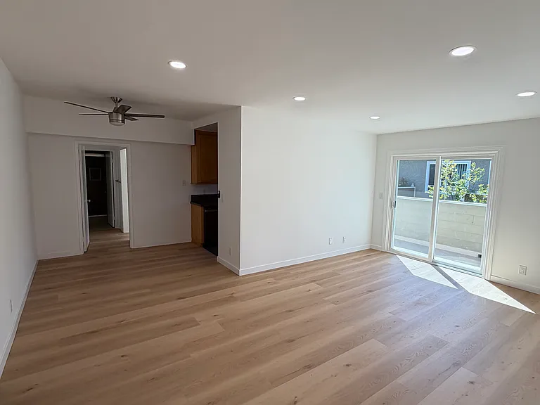 10746 Blix St #202 — Photo 11