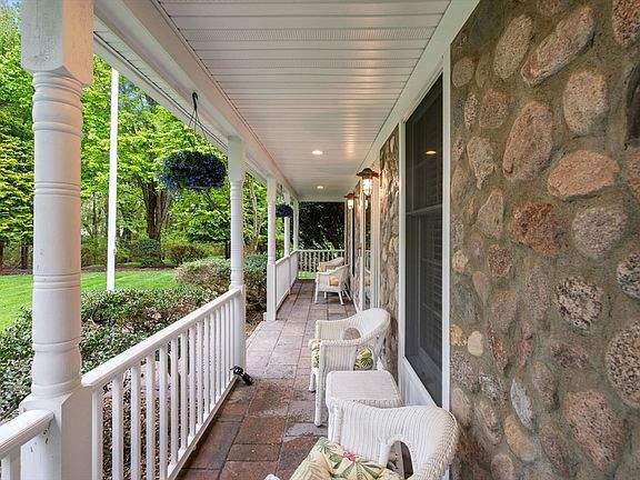 2nd image of 7 Maple Brook Ln
