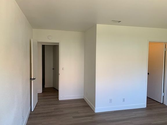 3rd image of 912 Colleen Ave