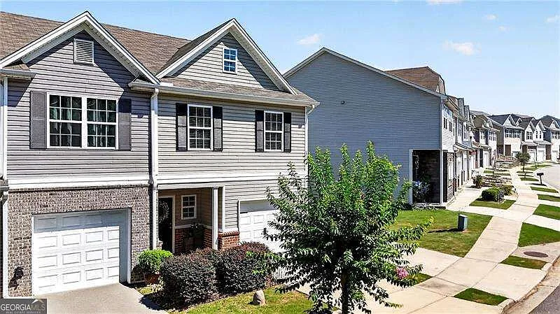 3 bed, 2.5 bath, 1740 sqft, $2,075 — Photo 2