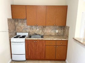 690 NE 85th St, Miami, FL