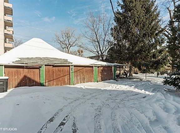 4th image of 4024 W Belle Plaine Ave #1