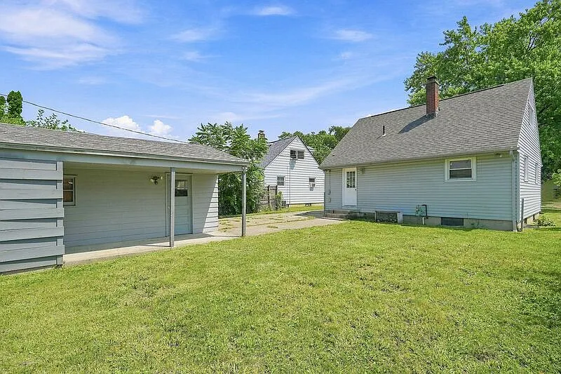 4 bed, 1.0 bath, 995 sqft, $1,650 — Photo 2