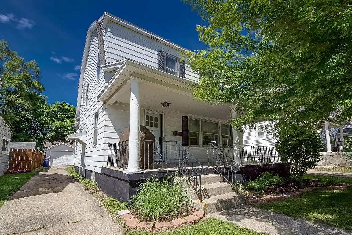 871 Hazen St SE photo 1