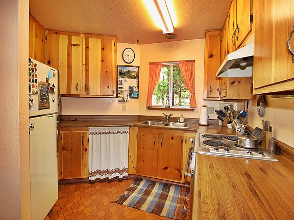 3rd image of 2087 Shoshone Dr